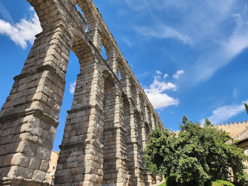 Segovia Roman aqueduct visible on a Madrid day trip