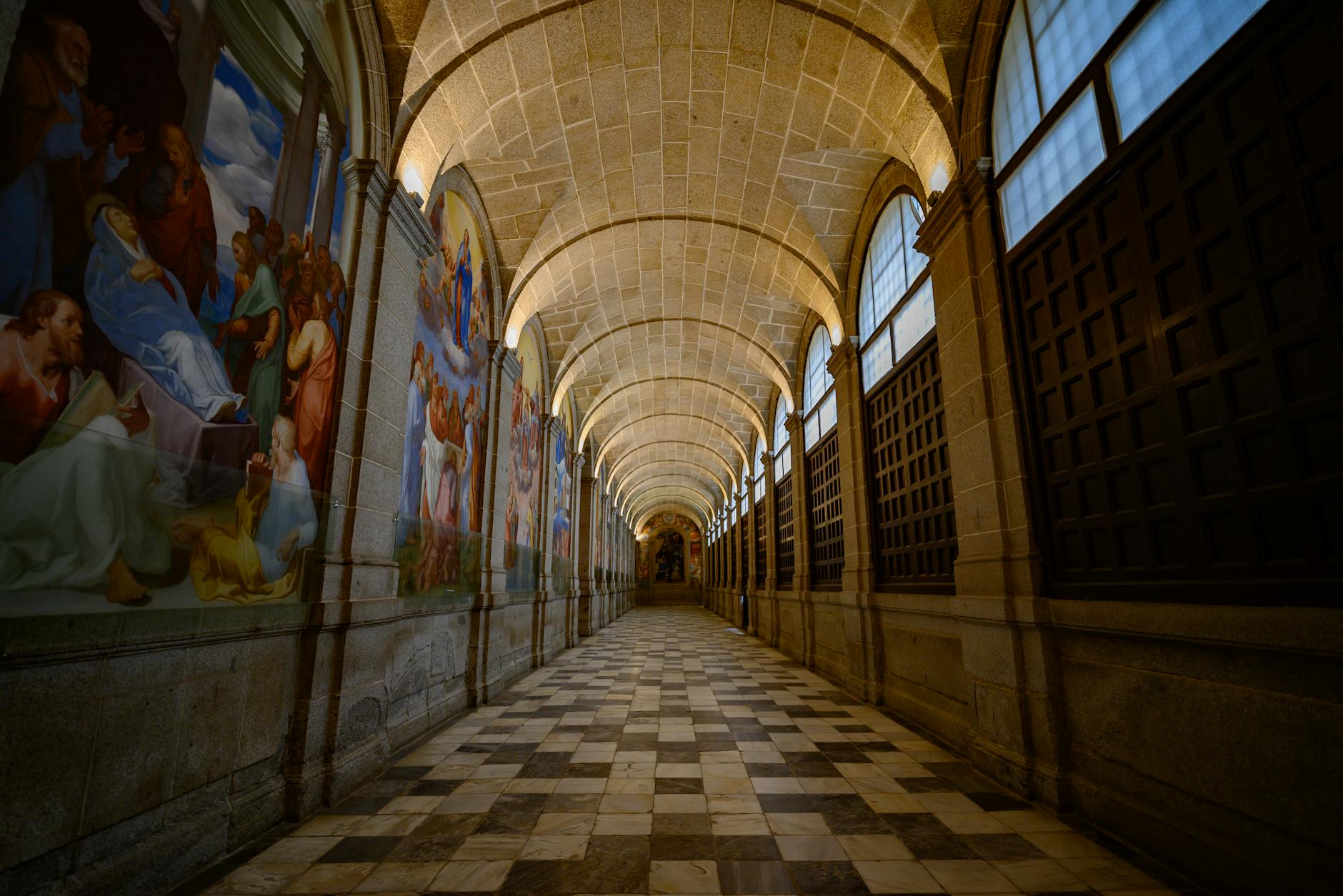 Madrid Museums & Art Guide: From the Prado to Hidden Gems 5 Ornate museum interior in Madrid with classical architecture