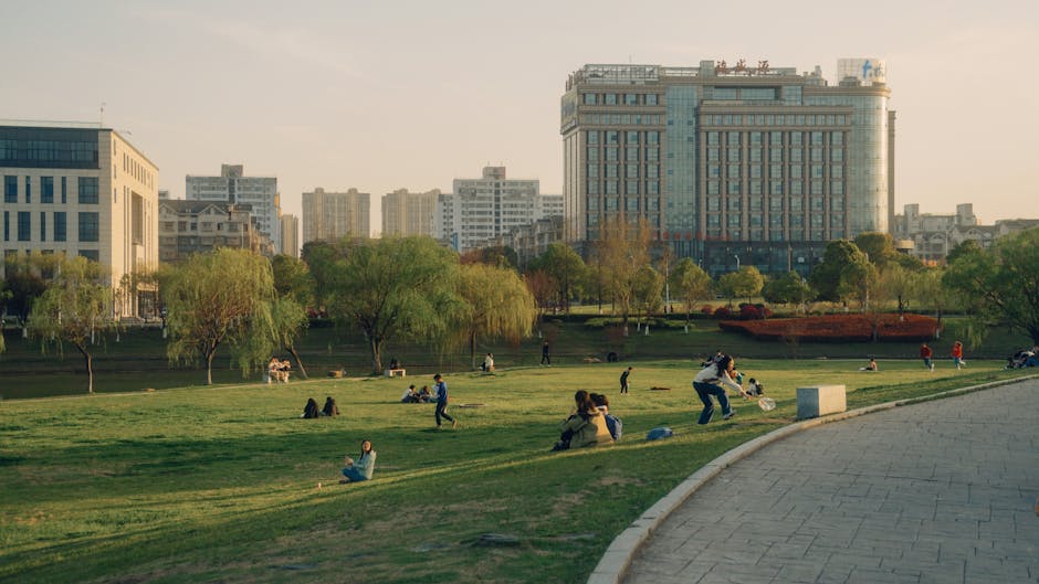 Picnic Madrid Parks: Best 2026 Park Guide and Spanish Food 4 picnic Madrid parks lawn afternoon