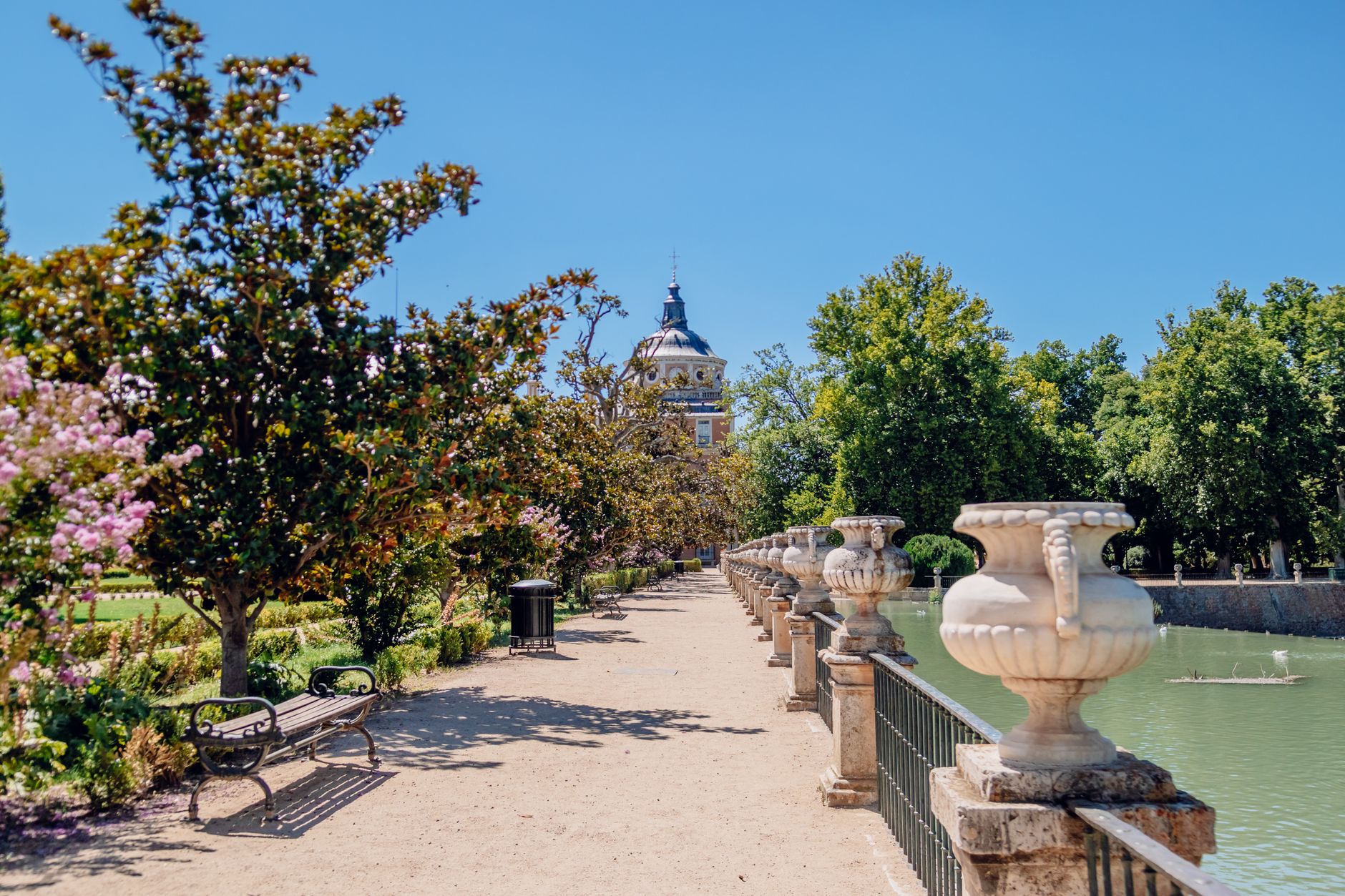 Aranjuez Palace Day Trip from Madrid: Best Guide 2026 3 Aranjuez Royal Palace facade with formal gardens and fountain on a clear day