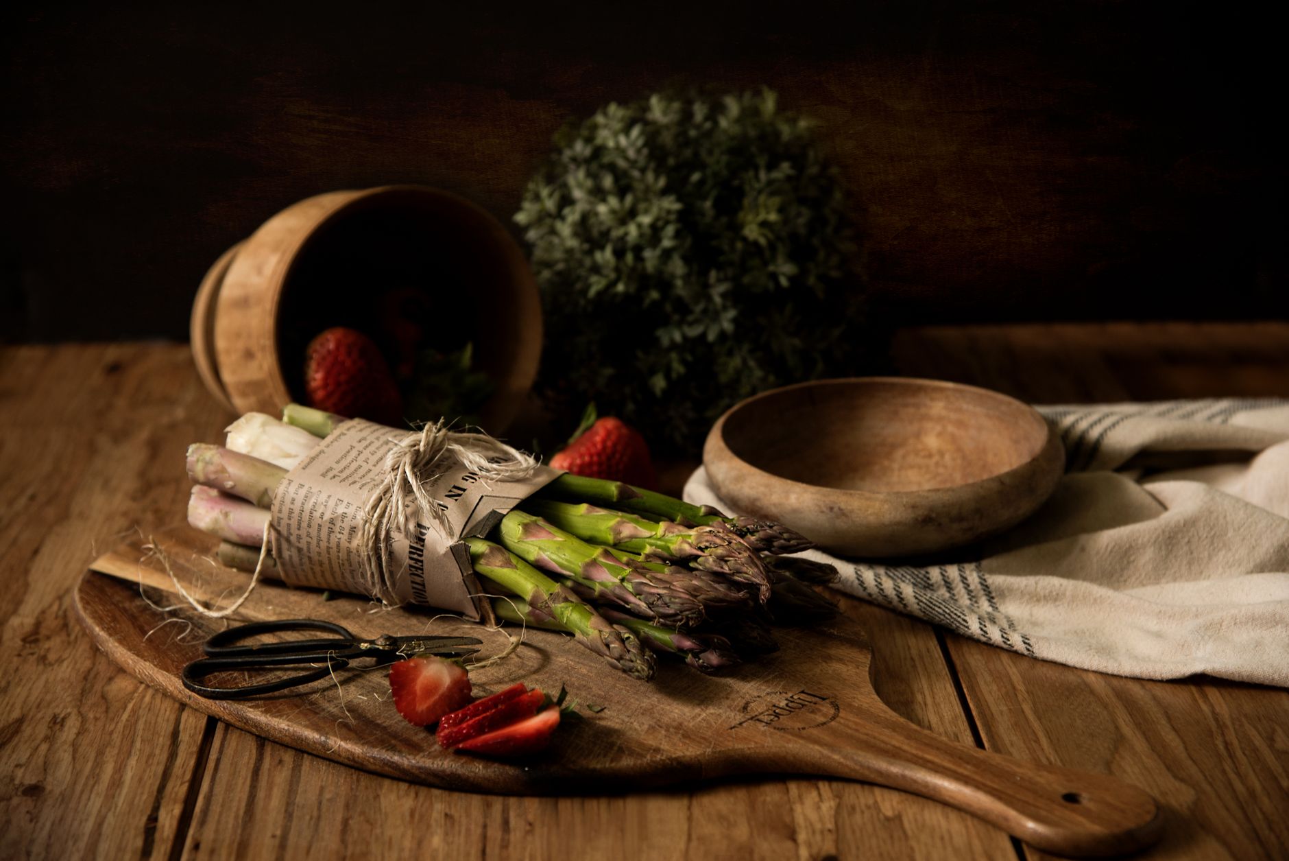 Aranjuez Palace Day Trip from Madrid: Best Guide 2026 5 Fresh Aranjuez strawberries and white asparagus at a Spanish market stall