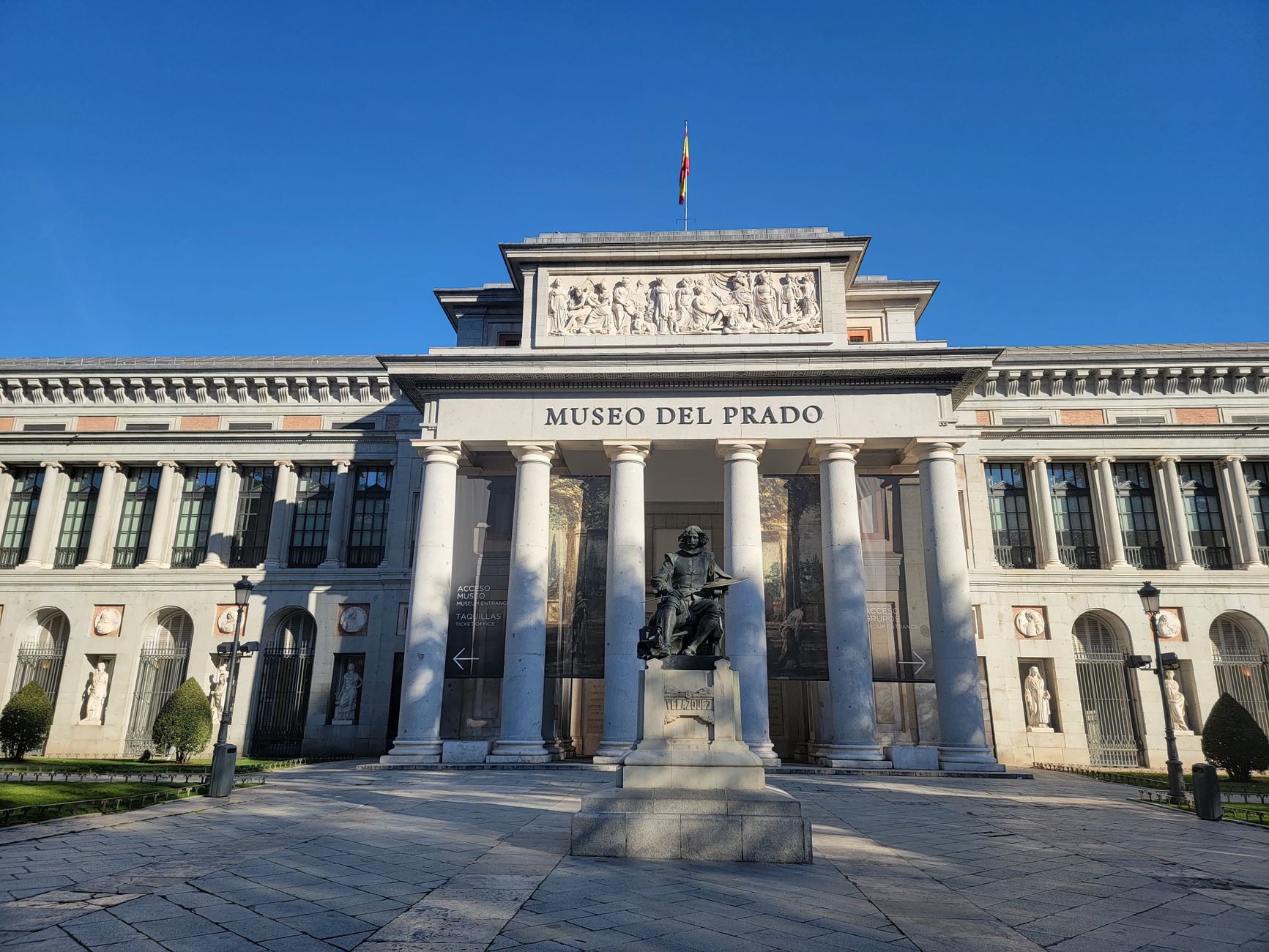 Free Museum Hours Madrid: Complete Guide (2026) 4 Visitors queuing at Madrid museum entrance during free hours
