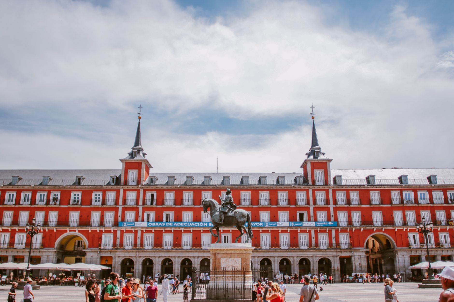 Top Things to See in Madrid: 10 Best Attractions for First-Timers 4 Plaza Mayor Madrid historic Habsburg square with arched buildings and central plaza